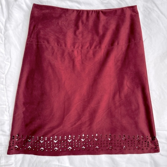 STUDI BY JPR | PETITE | LONG SUEDE SKIRT | CUTOUT DESIGN | BURGUNDY | P SMALL - Picture 3 of 8